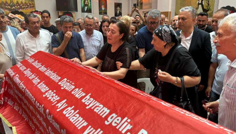 Gazeteci Zeki Özer son yolculuğuna uğurlandı Gazeteci Zeki Özer son yolculuğuna uğurlandı