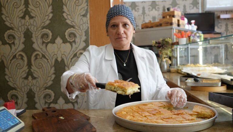 Gaziantep’in ilk ve tek kadın baklava ustası: Evde yaptığı böreklerle patron oldu Gaziantep’in ilk ve tek kadın baklava ustası: Evde yaptığı böreklerle patron oldu