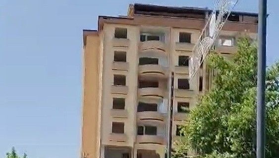 Gaziantep’te ağır hasarlı bina kontrollü şekilde yıkıldı Gaziantep’te ağır hasarlı bina kontrollü şekilde yıkıldı