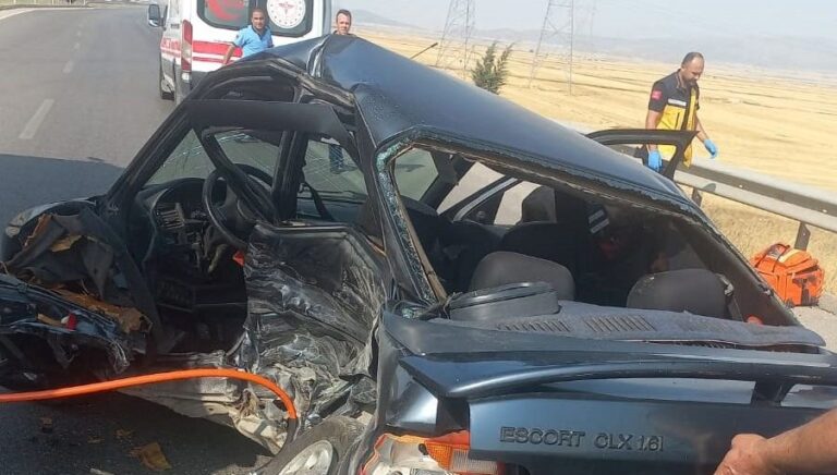 Gaziantep’te iki otomobil çarpıştı: 1 ölü, 1 yaralı Gaziantep’te iki otomobil çarpıştı: 1 ölü, 1 yaralı