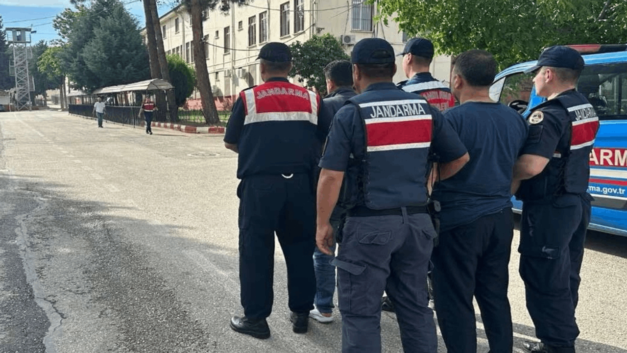 Gaziantep’te silah kaçakçılığı operasyonu: 2 kişi yakalandı Gaziantep’te silah kaçakçılığı operasyonu: 2 kişi yakalandı