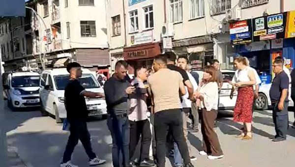 Gazinin trafikte darp edildiği anlar kameraya yansıdı Gazinin trafikte darp edildiği anlar kameraya yansıdı