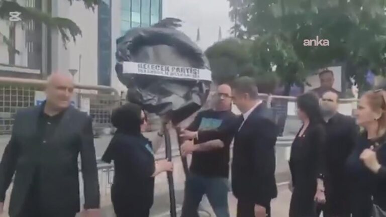 Gelecek Partisi’nden İsrail Başkonsolosluğu önünde siyah çelenkli protesto Gelecek Partisi’nden İsrail Başkonsolosluğu önünde siyah çelenkli protesto
