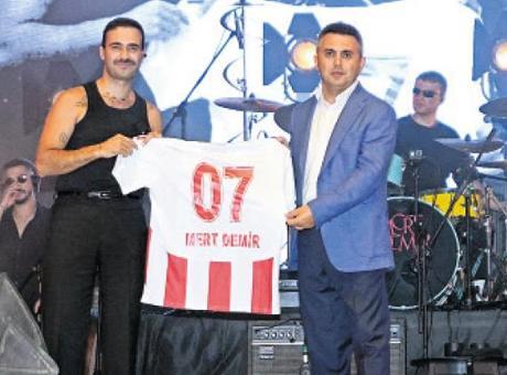 Gençleri mest etti Gençleri mest etti