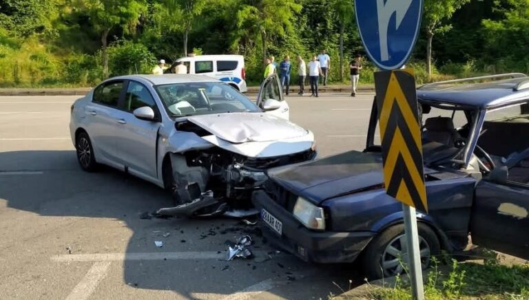 Görele’de feci kaza: Sürücü araç camından fırladı Görele’de feci kaza: Sürücü araç camından fırladı