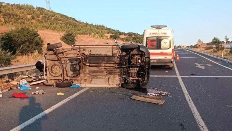 Hafif ticari araç refüje çarpıp devrildi: Bir ölü, dört yaralı Hafif ticari araç refüje çarpıp devrildi: Bir ölü, dört yaralı