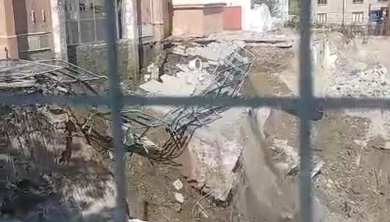 Hakkari’de adliye binasının girişinde çökme Hakkari’de adliye binasının girişinde çökme
