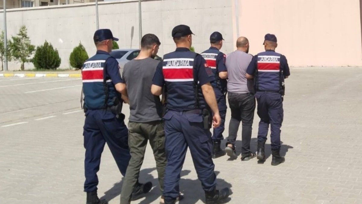 Hakkari’de arama kaydı bulunan yüzlerce kişi yakalandı Hakkari’de arama kaydı bulunan yüzlerce kişi yakalandı