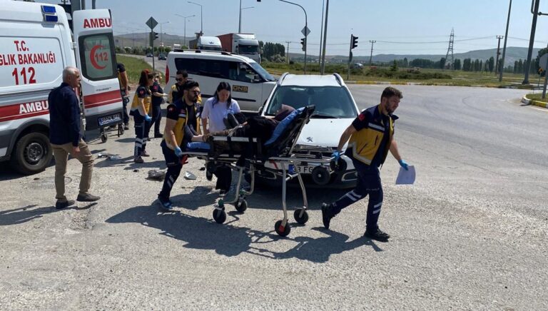 Hasta taşıyan ambulansla otomobil çarpıştı: 5 kişi yaralandı Hasta taşıyan ambulansla otomobil çarpıştı: 5 kişi yaralandı