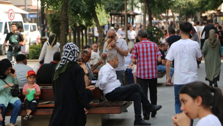 Hava sıcaklığı 39 dereceyi buldu: Gölgelik alanlarda serinlediler Hava sıcaklığı 39 dereceyi buldu: Gölgelik alanlarda serinlediler