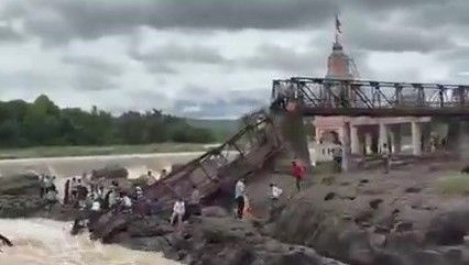 Hindistan’da köprü çöktü: 6 ölü Hindistan’da köprü çöktü: 6 ölü