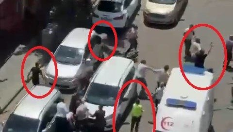 Husumetli aileler arasında bıçaklı kavga: 4 kişi yaralandı Husumetli aileler arasında bıçaklı kavga: 4 kişi yaralandı