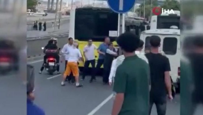İETT şoförü aracı yolcuların üzerine sürdü İETT şoförü aracı yolcuların üzerine sürdü