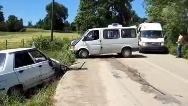 İki araç kafa kafaya çarpıştı: Beş kişi yaralandı İki araç kafa kafaya çarpıştı: Beş kişi yaralandı