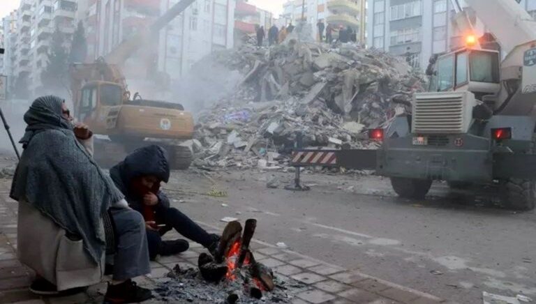 İki belediye başkanı hakkında deprem soruşturması izni İki belediye başkanı hakkında deprem soruşturması izni