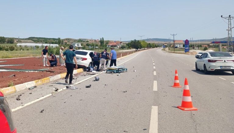 İki otomobil kavşakta çarpıştı: 1 ölü, 4 yaralı İki otomobil kavşakta çarpıştı: 1 ölü, 4 yaralı