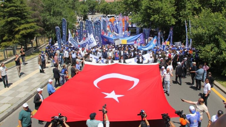 İktidara yakın sendika AKP önünde eyleme gidiyor! İktidara yakın sendika AKP önünde eyleme gidiyor!