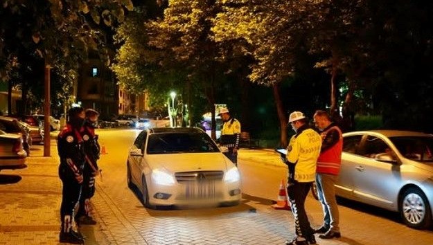 Isparta’da gece uygulaması: 1 saatte 43 kişi ve 15 araç denetlendi Isparta’da gece uygulaması: 1 saatte 43 kişi ve 15 araç denetlendi