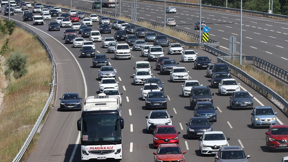 İstanbul girişinde trafik kilitlendi İstanbul girişinde trafik kilitlendi