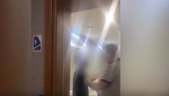 İstanbul’da AVM tuvaletinde iğrenç olay: Kadın ihbar etti, güvenlik koluna yapıştı İstanbul’da AVM tuvaletinde iğrenç olay: Kadın ihbar etti, güvenlik koluna yapıştı