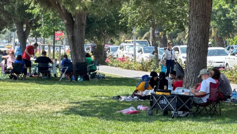 İstanbul’da bayramın son günü vatandaşlar sahil ve parklara akın etti İstanbul’da bayramın son günü vatandaşlar sahil ve parklara akın etti