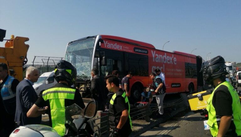 İstanbul’da metrobüs kazası: Trafik durma noktasına geldi İstanbul’da metrobüs kazası: Trafik durma noktasına geldi