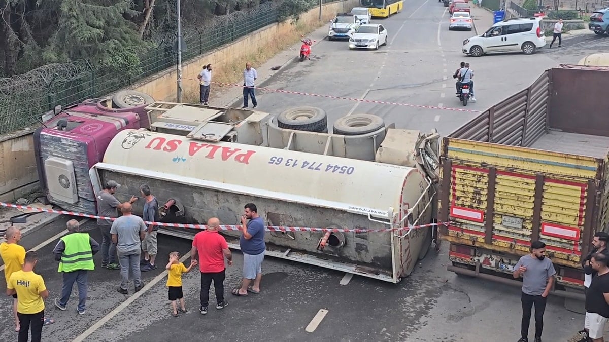 İstanbul’da su tankeri devrildi İstanbul’da su tankeri devrildi