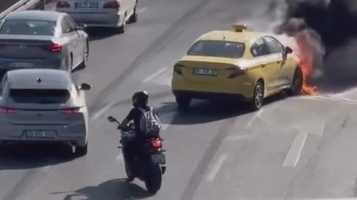 İstanbul’da taksi alev alev yandı İstanbul’da taksi alev alev yandı