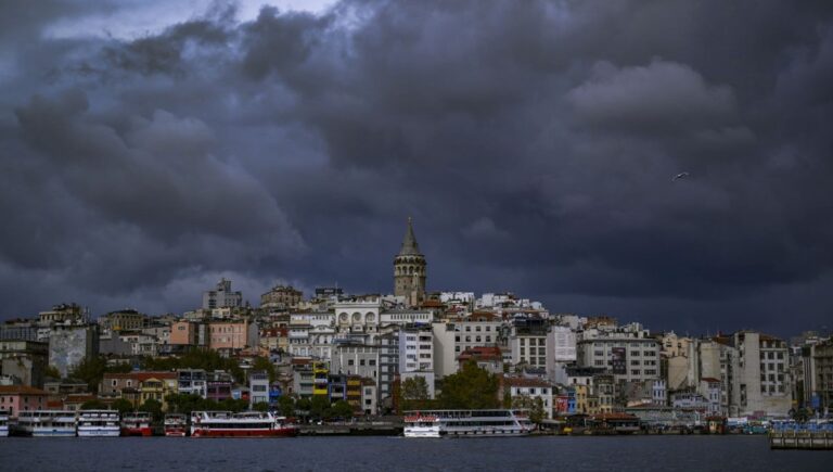 İstanbullular dikkat! Hava kararacak, yağmur etkili olacak İstanbullular dikkat! Hava kararacak, yağmur etkili olacak