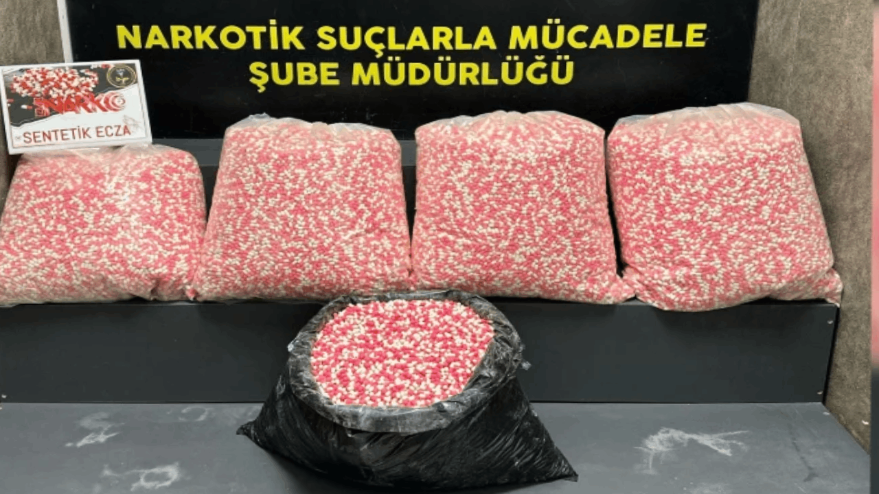 İzmir’de 79 bin 854 sentetik ecza hapı yakalandı İzmir’de 79 bin 854 sentetik ecza hapı yakalandı