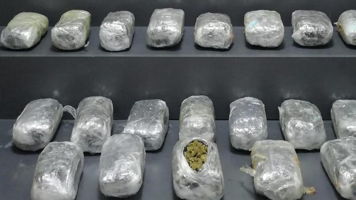 İzmir’de durdurulan otomobilde 11 kilo 11 gram esrar ele geçirildi İzmir’de durdurulan otomobilde 11 kilo 11 gram esrar ele geçirildi