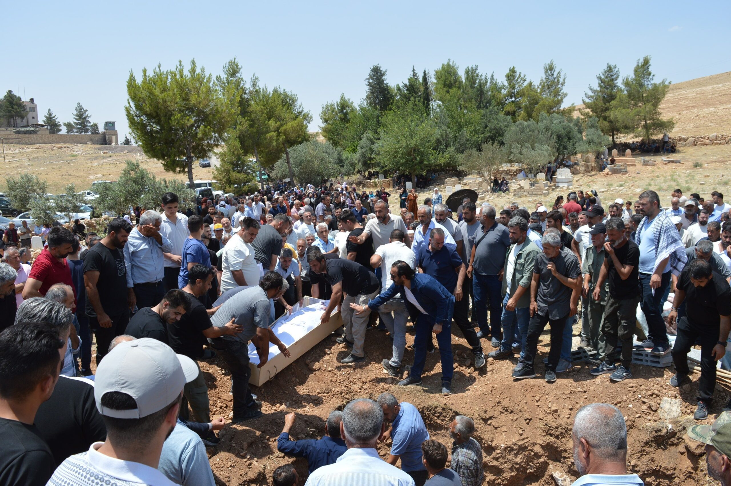 İzmir’de kazada ölen 3 kardeş, Mardin’de yan yana toprağa verildi İzmir’de kazada ölen 3 kardeş, Mardin’de yan yana toprağa verildi