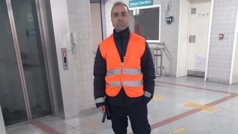 İzmir’de korkunç olay: Trende sigara içtiği için kendisini uyaran güvenlik görevlisini öldürdü İzmir’de korkunç olay: Trende sigara içtiği için kendisini uyaran güvenlik görevlisini öldürdü