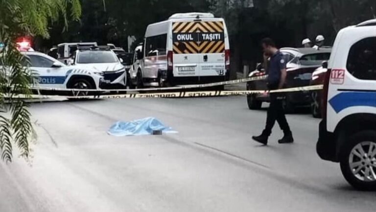 İzmir’de korkunç ölüm: Akan trafikte yolun ortasına yattı İzmir’de korkunç ölüm: Akan trafikte yolun ortasına yattı