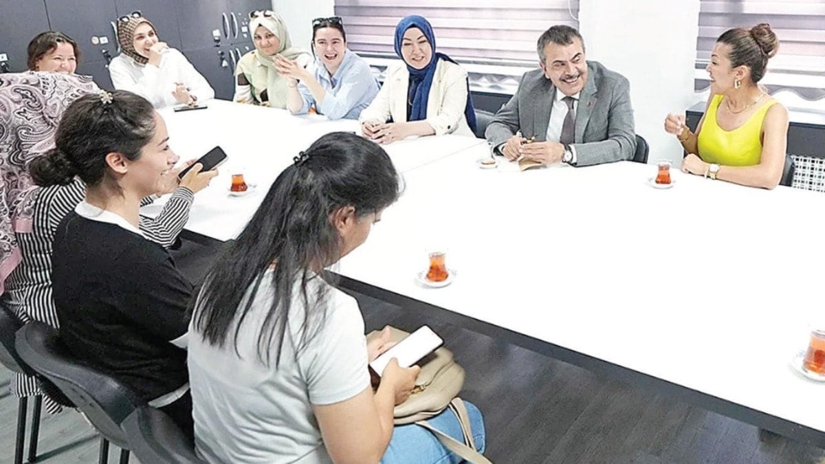 Kadın öğretmenin tuhaf sözleri: Çıldırıyoruz Bakan Bey Kadın öğretmenin tuhaf sözleri: Çıldırıyoruz Bakan Bey
