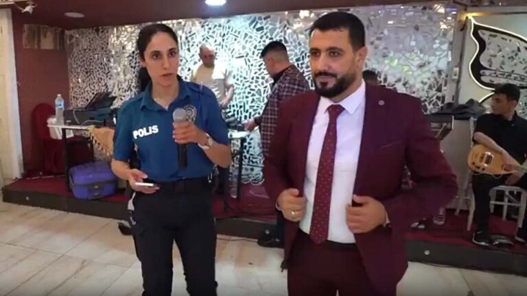Kadın polisin Suriyelilerin düğününde yaptığı anons sosyal medyada gündem oldu Kadın polisin Suriyelilerin düğününde yaptığı anons sosyal medyada gündem oldu
