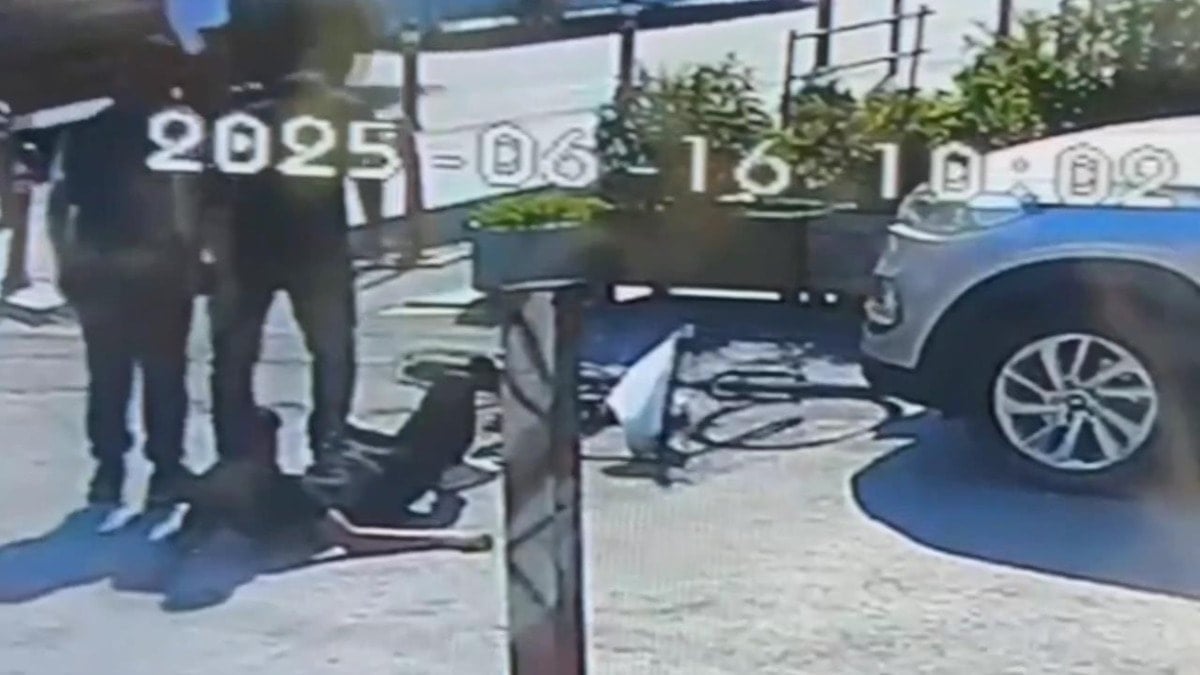 Kadın profiliyle kendisiyle konuştuğunu öğrendi; 17 yaşındaki genç arkadaşını öldürdü Kadın profiliyle kendisiyle konuştuğunu öğrendi; 17 yaşındaki genç arkadaşını öldürdü