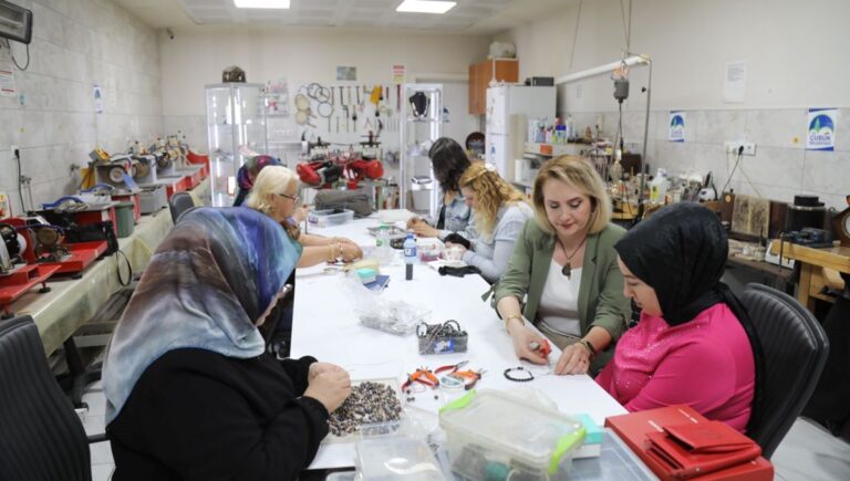Kadınların emeğiyle takıya dönüşüyor: Aile bütçesine katkı sağlanıyor Kadınların emeğiyle takıya dönüşüyor: Aile bütçesine katkı sağlanıyor