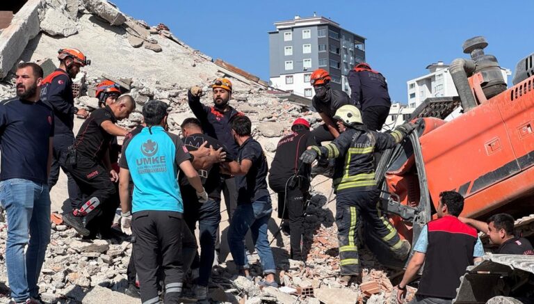 Kahramanmaraş’ta ağır hasarlı bina çöktü: Bir kişi enkaz altında Kahramanmaraş’ta ağır hasarlı bina çöktü: Bir kişi enkaz altında