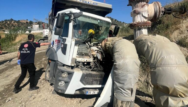 Kamyon, jeotermal enerji tesisindeki sıcak su borusuna çarptı Kamyon, jeotermal enerji tesisindeki sıcak su borusuna çarptı