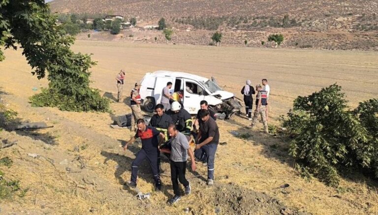 Kamyonet tarlaya uçtu, iki kişi yaralandı Kamyonet tarlaya uçtu, iki kişi yaralandı