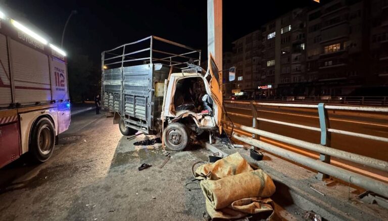 Kamyonet yön tabelasına çarptı, sürücü yaralandı Kamyonet yön tabelasına çarptı, sürücü yaralandı