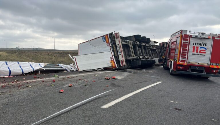 Karpuz yüklü TIR devrildi: 1 ölü, 3 yaralı Karpuz yüklü TIR devrildi: 1 ölü, 3 yaralı