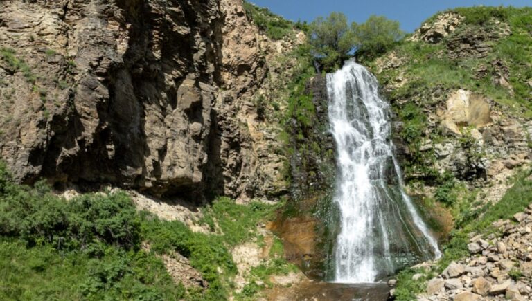 Kars’taki Susuz Şelalesi yağışlarla daha gür akıyor Kars’taki Susuz Şelalesi yağışlarla daha gür akıyor