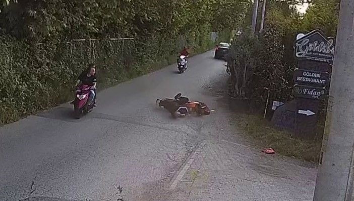Kasksız sürüş canına mal oluyordu! Başını asfalta çarpıp ağır yaralandı Kasksız sürüş canına mal oluyordu! Başını asfalta çarpıp ağır yaralandı
