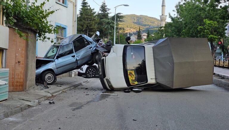 Kastamonu’da kaza: Park halindeki araca çarpıp devrildi Kastamonu’da kaza: Park halindeki araca çarpıp devrildi