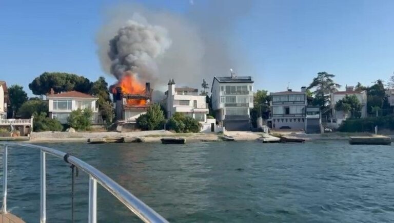 Kocaeli’de 2 katlı yalı alev alev yandı Kocaeli’de 2 katlı yalı alev alev yandı