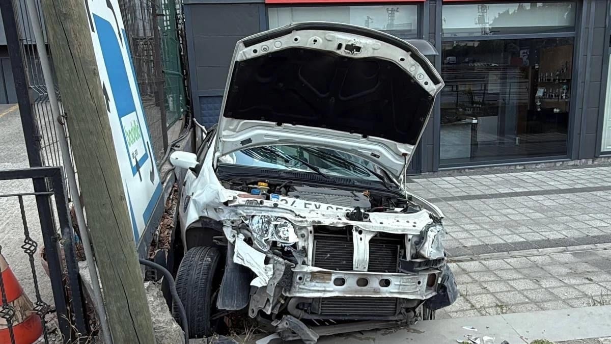 Kocaeli’de devrilen otomobildeki yolcu yaralandı Kocaeli’de devrilen otomobildeki yolcu yaralandı