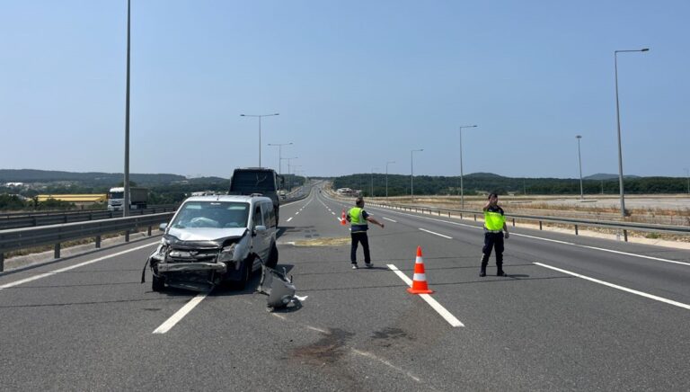 Kocaeli’de hafif ticari araç bariyere çarptı: 3 yaralı Kocaeli’de hafif ticari araç bariyere çarptı: 3 yaralı