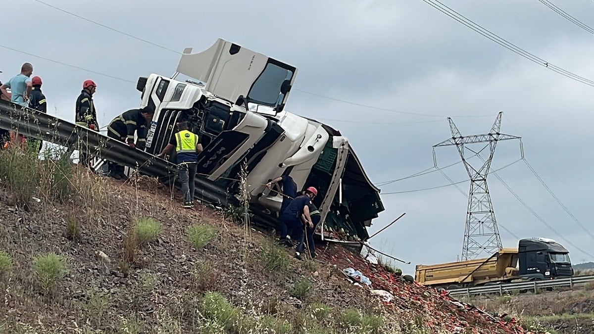 Kocaeli’de karpuz yüklü TIR devrildi; Ölü ve yaralılar var Kocaeli’de karpuz yüklü TIR devrildi; Ölü ve yaralılar var